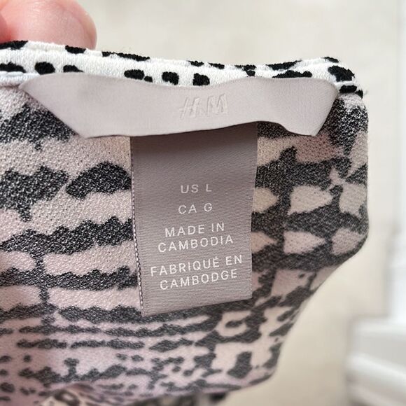 H & M Boat Neck Top (Black & White pattern) Top with 3/4 length sleeves - Picture 4 of 5